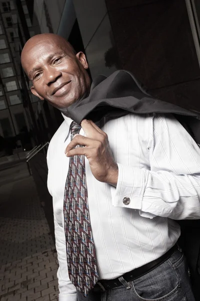 Uomo d'affari con giacca sopra la spalla — Foto Stock