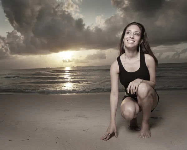 砂の上にひざまずいて女性 — ストック写真