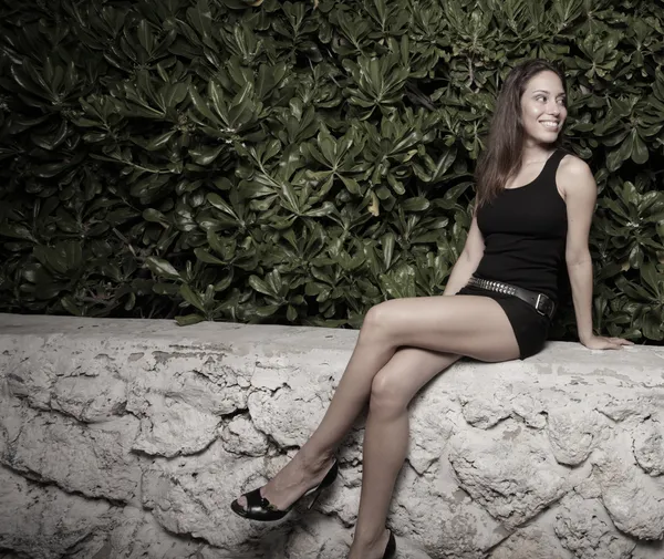 Frau sitzt mit gekreuzten Beinen — Stockfoto