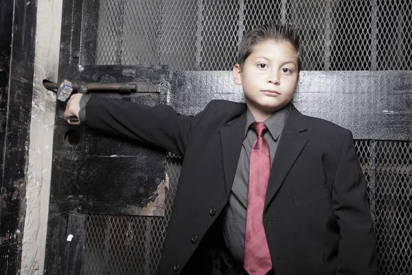 Детский бизнесмен в городской обстановке — стоковое фото