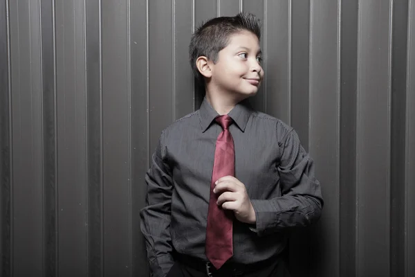 Παιδί επιχειρηματίας προσαρμογή του γραβάτα — Φωτογραφία Αρχείου