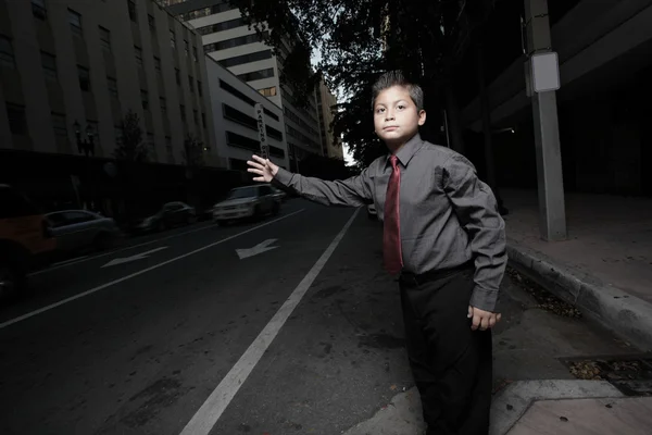 Gyermek üzletember, kiáltó egy taxi — Stock Fotó
