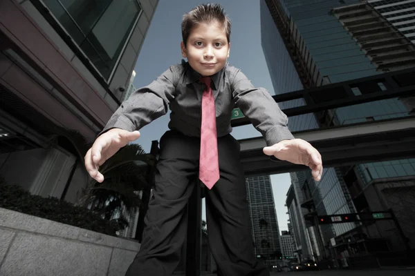 Детский бизнесмен тянется к камере — стоковое фото
