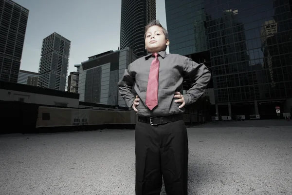 Уверенный детский бизнесмен на открытом воздухе — стоковое фото