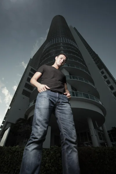 Vista del ángulo de tierra de un hombre junto a un edificio —  Fotos de Stock