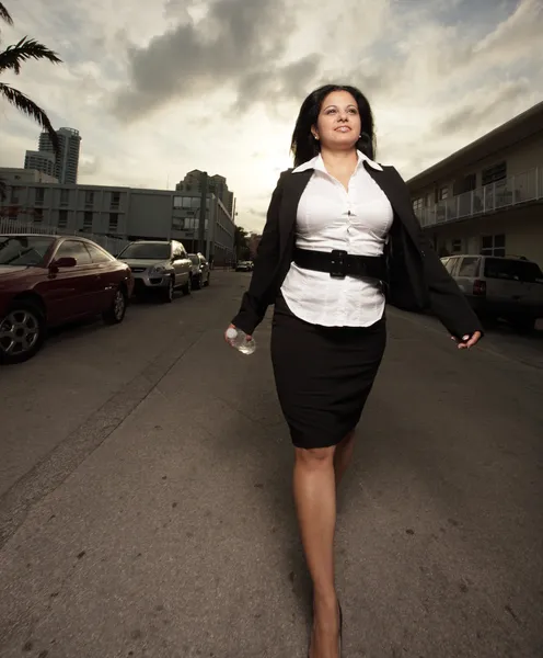 Бізнес-леді, що йде по вулиці — стокове фото