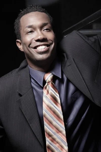 Afrikanisch-amerikanischer Geschäftsmann in Anzug und Krawatte Stockbild