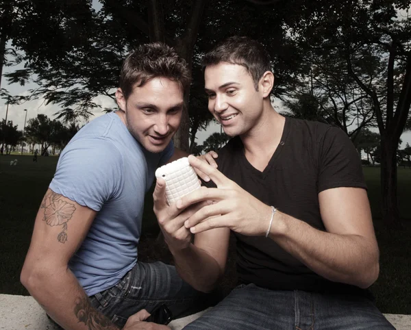 Zwei Männer lesen eine SMS — Stockfoto