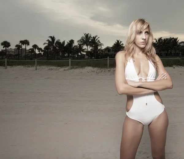 Donna sulla spiaggia con le braccia incrociate — Foto Stock