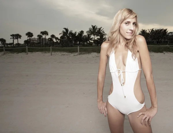 Bikini modell poserar på stranden — Stockfoto