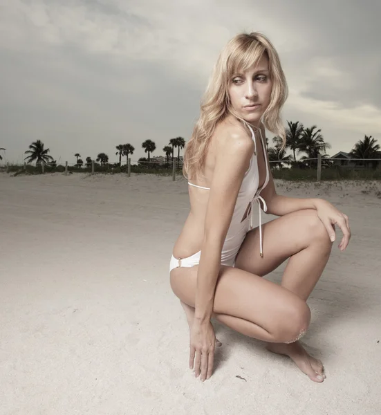 Sahilde bikinili kadın — Stok fotoğraf