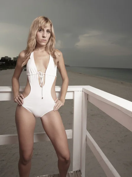 Bikini-Modell auf einem Rettungsschwimmständer — Stockfoto