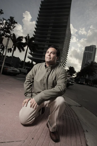 Mannen på knä på gatan hörnet — Stockfoto