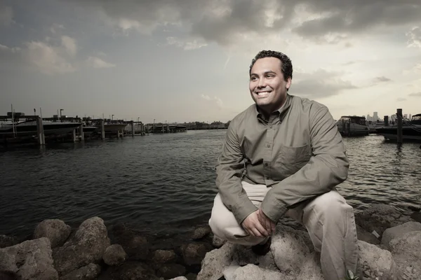 Hombre hispano posando junto a las rocas —  Fotos de Stock
