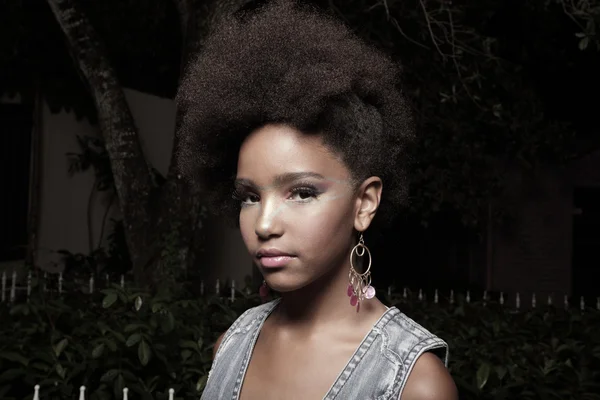 Junger Teenager mit einem Afro — Stockfoto