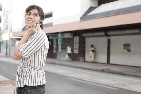 Vrouw praten over haar telefoon in de stad — Stockfoto