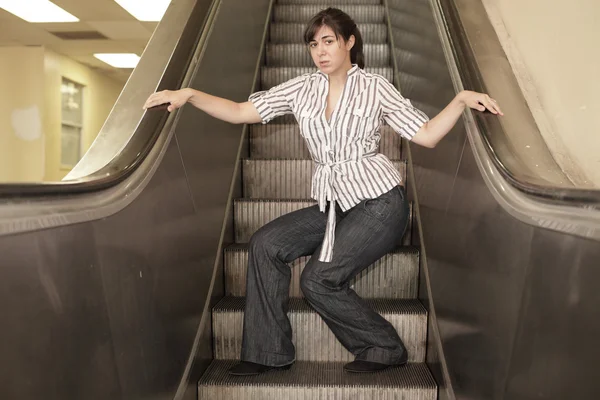 Женщина позирует на эскалаторе — стоковое фото