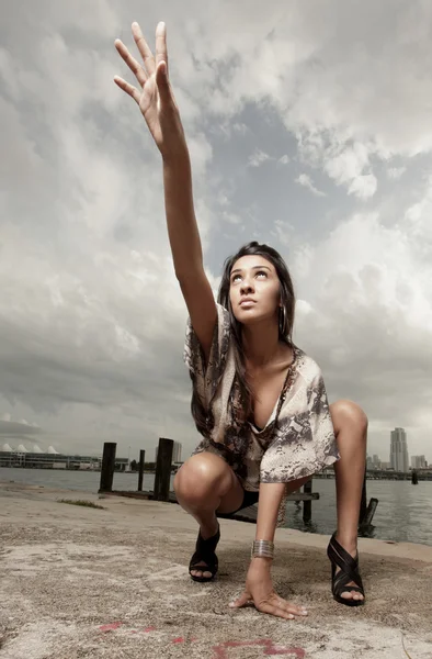 Mujer alcanzando hacia arriba — Foto de Stock