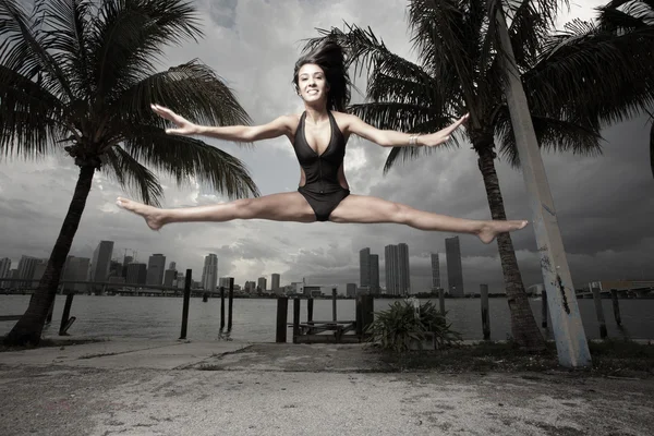 Woman performing a mid-air split — Stock Photo, Image