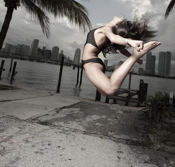 Женщина, выполняющая акробатический прыжок — стоковое фото