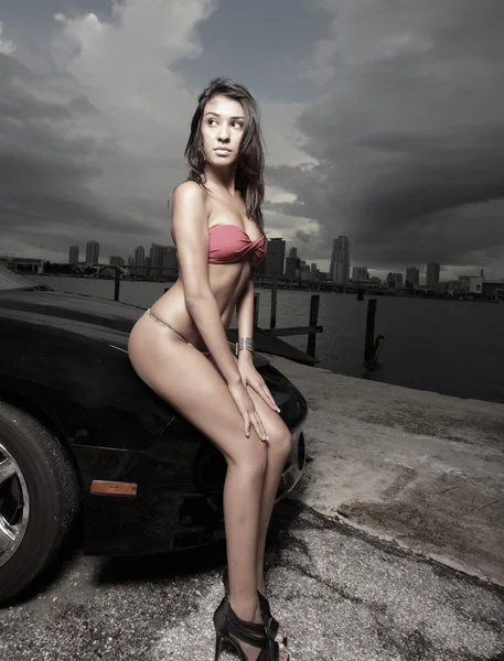 Sexig kvinna poserar i bikini — Stockfoto