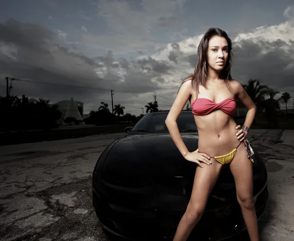 Sexy žena pózuje s autem — Stock fotografie