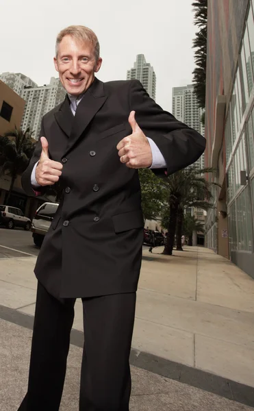 Empresário mostrando dois polegares para cima — Fotografia de Stock
