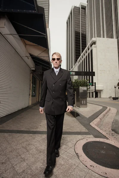 Üzletember sétál a városban. — Stock Fotó