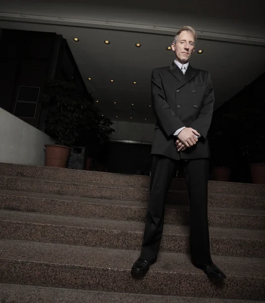 Homme d'affaires sur un escalier — Photo