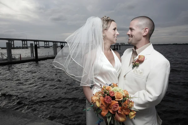 Jonge jonggehuwde paar door de baai — Stockfoto