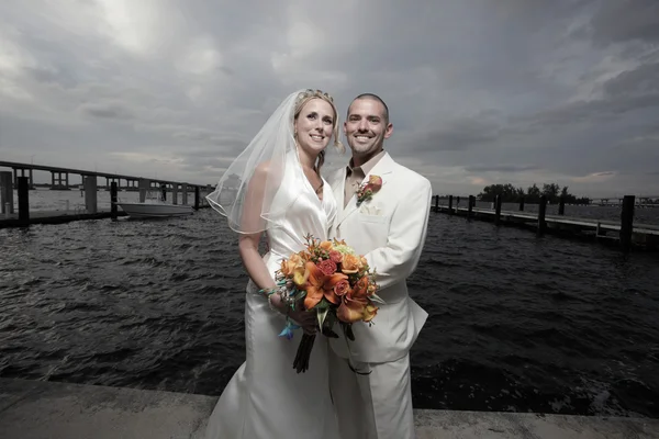Couple nouvellement marié près de la baie — Photo