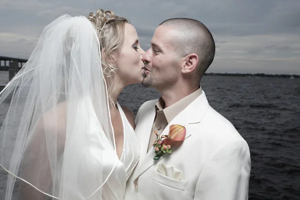 Newlywed couple kissing — Stock Photo, Image