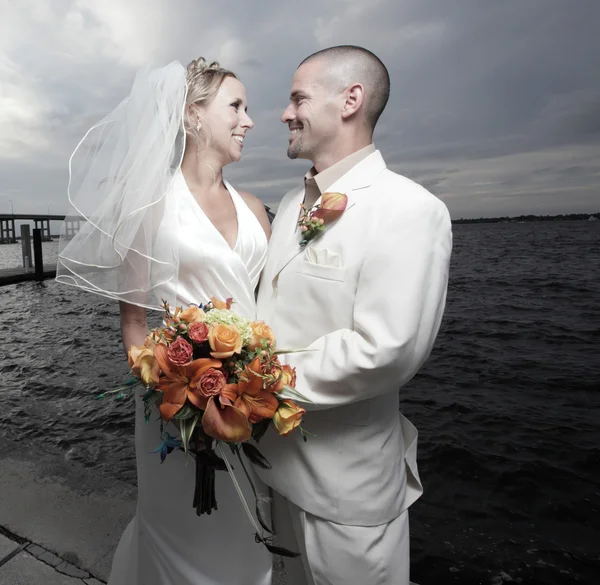 Jonge jonggehuwde paar door de baai — Stockfoto