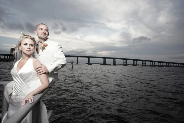 Young newlywed couple by the bay — Stock Photo, Image