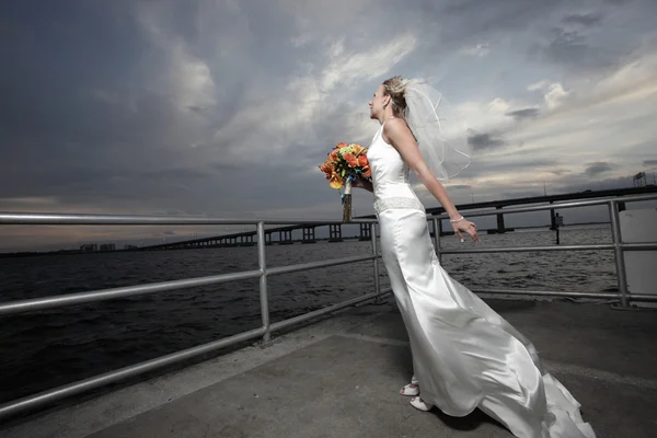 Bruid in haar mooie bruiloft jurk — Stockfoto