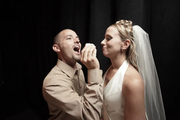 Voeding taart aan de bruid bruidegom — Stockfoto