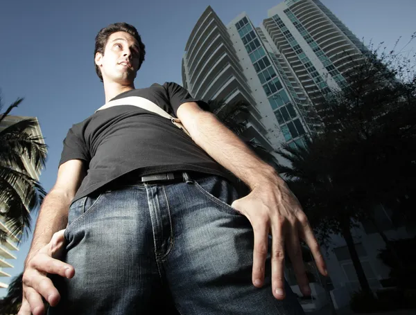 Alacsony szemszögéből egy férfi, kezével a zsebébe — Stock Fotó