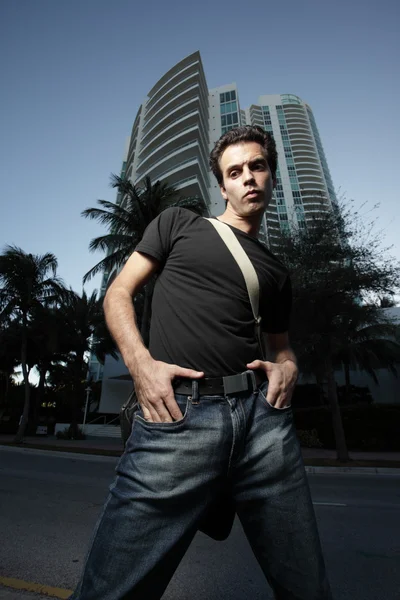 Hipper junger Mann posiert draußen — Stockfoto