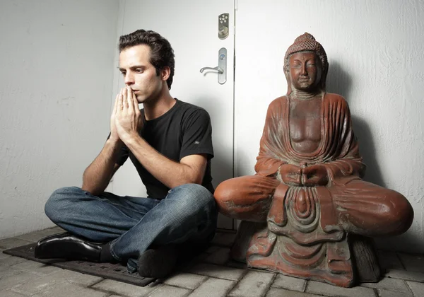 종교적인 동상에 의해 남자 — 스톡 사진