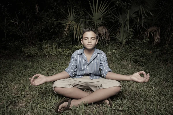 Kind mediteren — Stockfoto