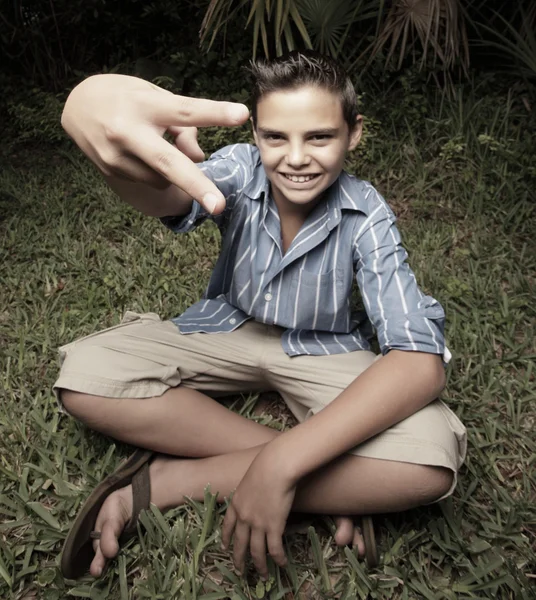 Pojke visar ett peace-tecken — Stockfoto