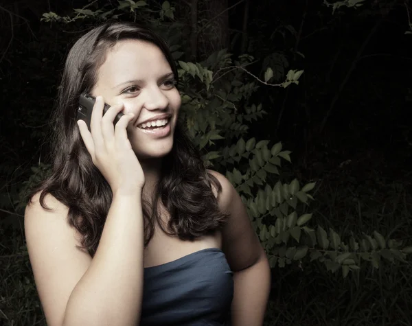 Tiener praten op een mobiele telefoon — Stockfoto