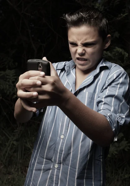Pojken läsa ett störande textmeddelande — Stockfoto