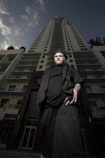Homem posando por um prédio alto — Fotografia de Stock