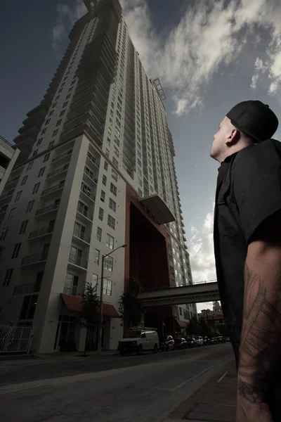 Hombre mirando hacia arriba a un edificio moderno —  Fotos de Stock