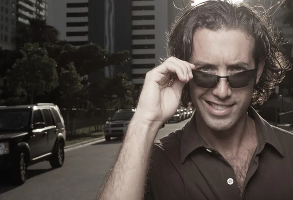 Jóképű férfi napszemüveg — Stock Fotó