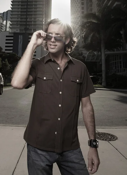 Hombre posando con gafas de sol — Stockfoto