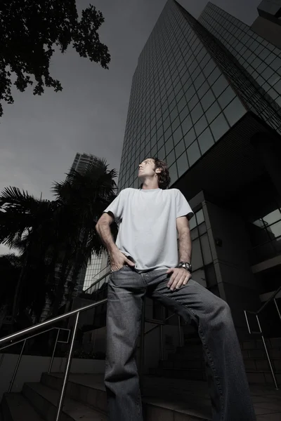 Mann vor einem Bürogebäude — Stockfoto