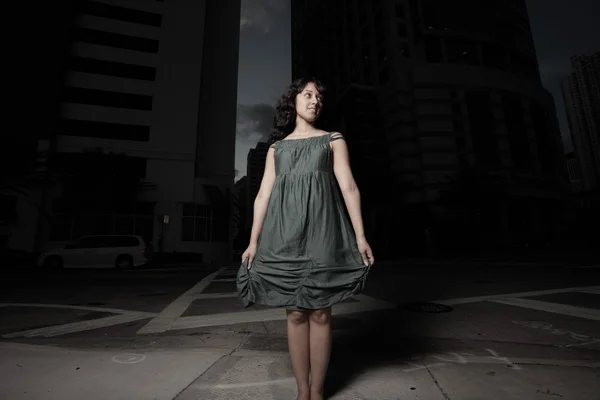 Mulher de vestido na rua — Fotografia de Stock