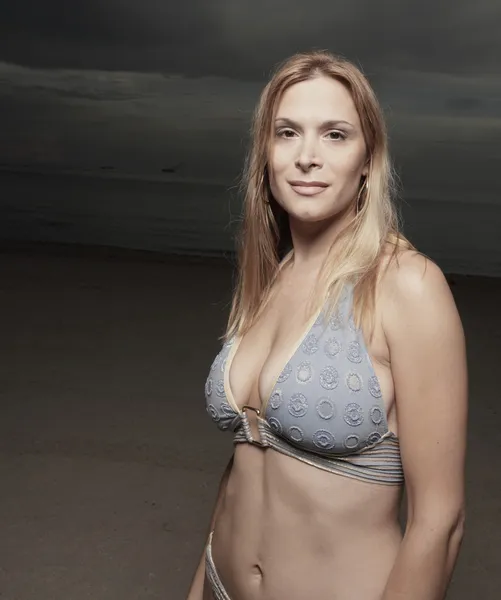 Kvinna på stranden i bikini — Stockfoto